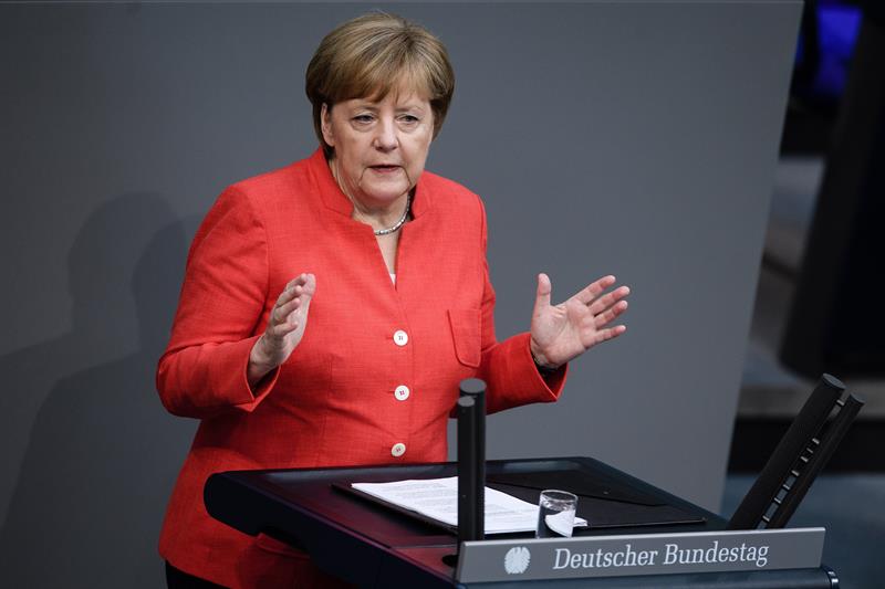 Merkel advierte a Trump sobre 'guerra' comercial por aranceles a automóviles