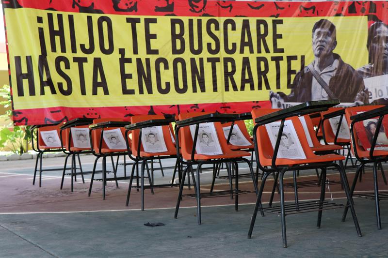 Se gradúa generación de normalistas de Ayotzinapa sin los 43