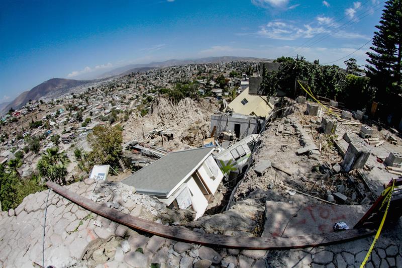 Derrumbe provoca colapso de cinco viviendas y daña 22 en Tijuana