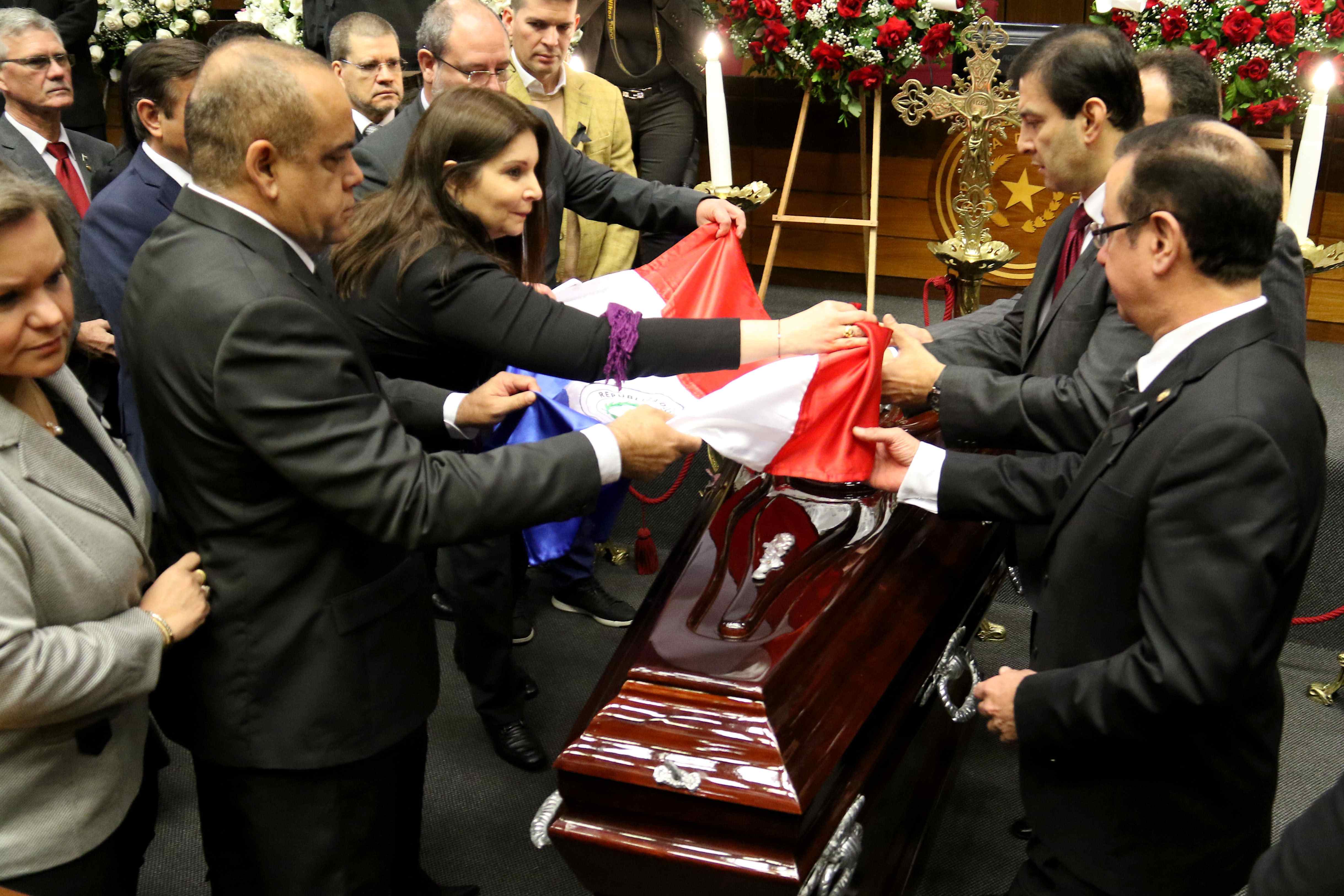 Paraguay da último adiós a funcionarios muertos avionazo