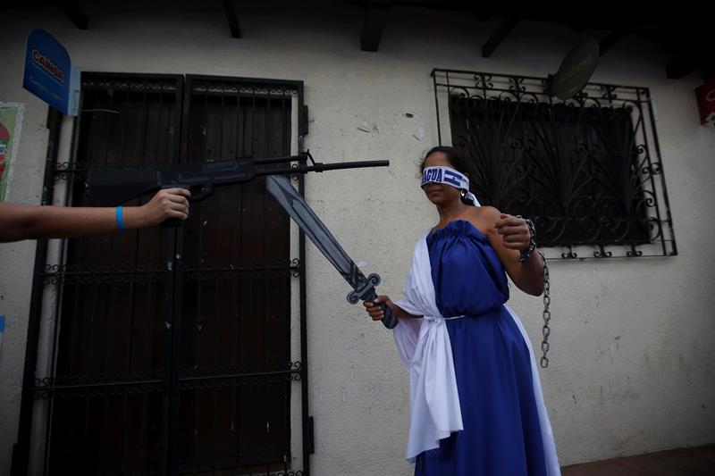 Diálogo en Nicaragua sigue estancado mientras continúa violencia