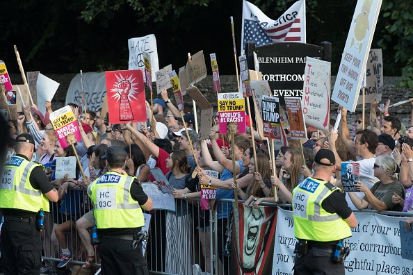 Donald Trump llega a Reino Unido en medio de protestas (FOTOS)