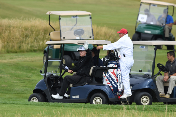 Trump conduce su propio carro de golf en el complejo Trump Turnberry
