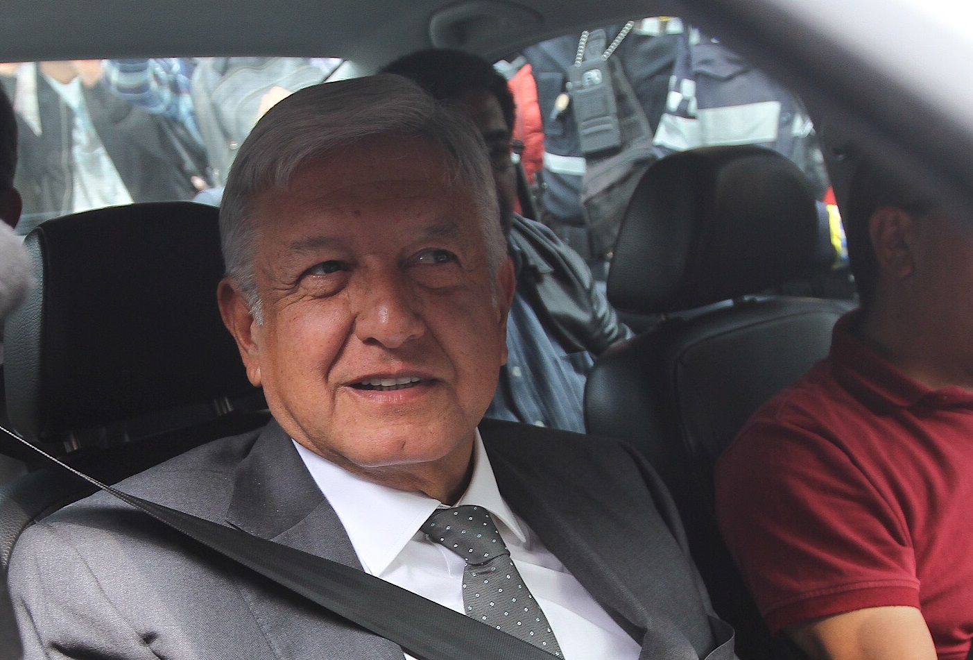 Abuelita abraza y le da un beso a López Obrador