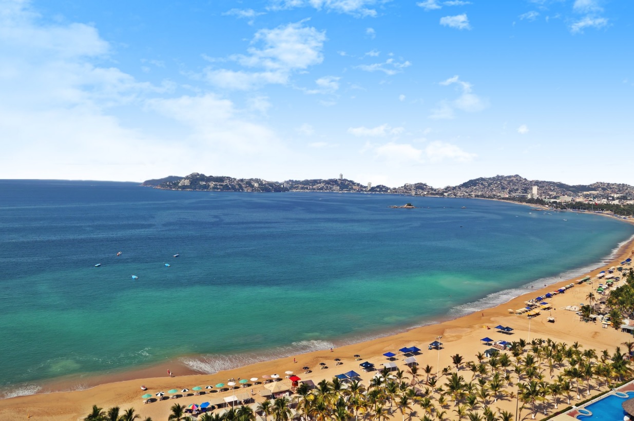 Turistas llegan a playas de Acapulco para disfrutar vacaciones de verano