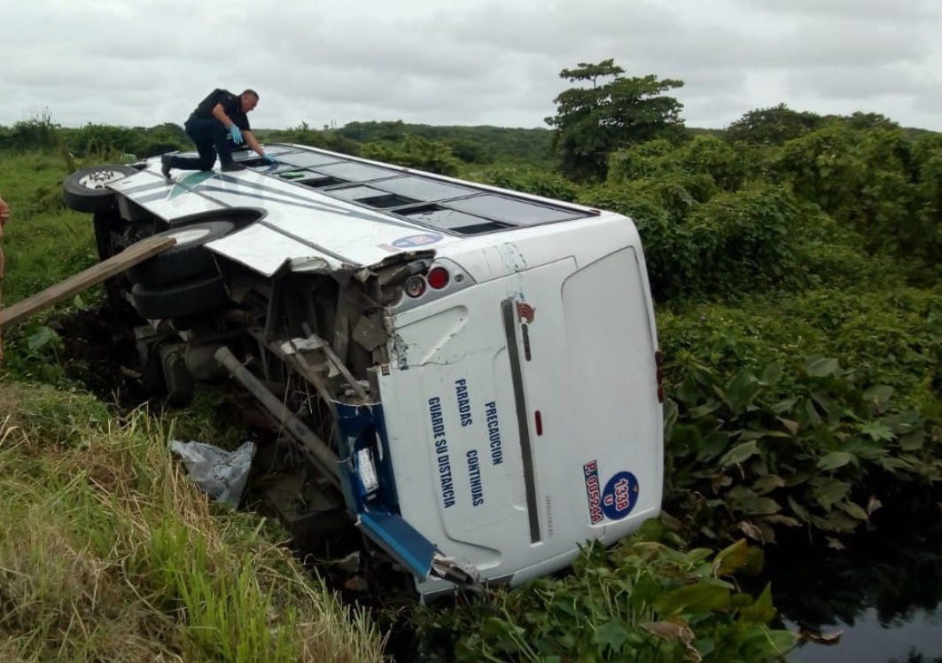 Choque entre tráiler y autobús de pasajeros en Veracruz deja 24 heridos