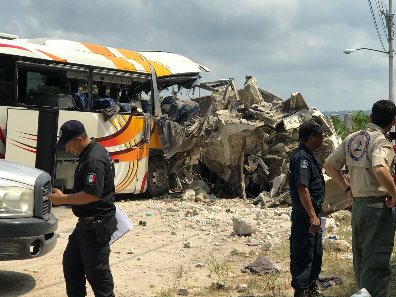 Choque entre camión y autobús deja cinco muertos en Colima