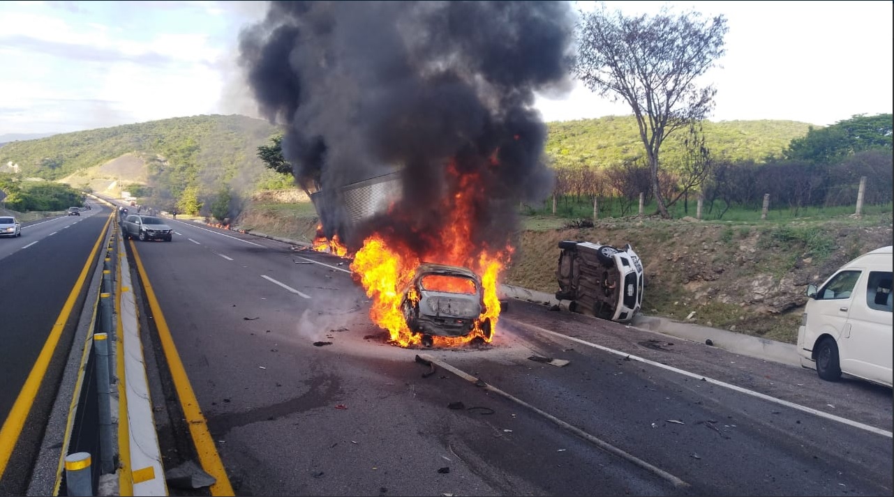 Reportan choque múltiple e incendio en la autopista Cuernavaca Acapulco