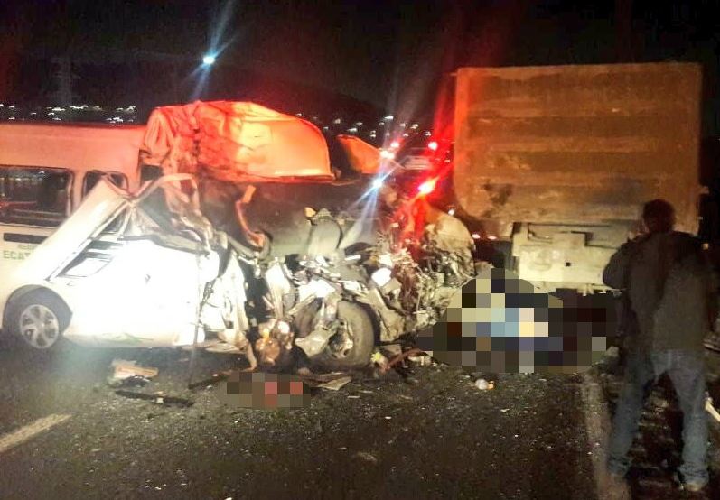 Accidente de combi en la autopista México-Pachuca