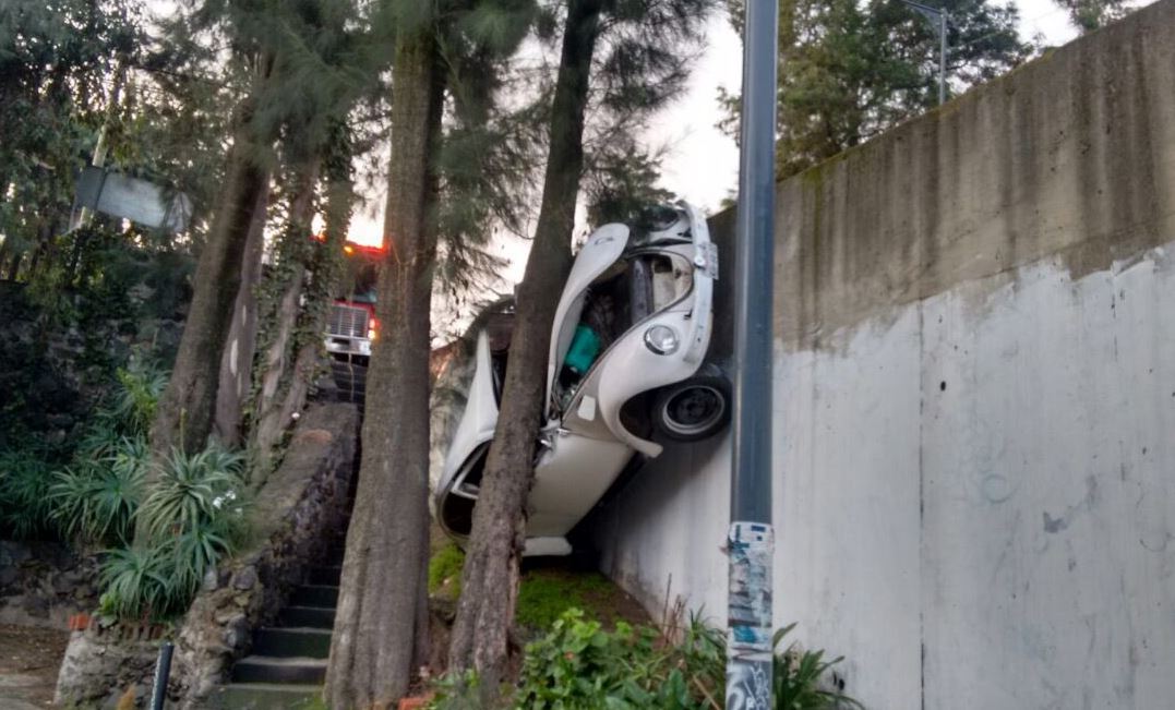 Automóvil cae a desnivel en autopista México-Cuernavaca