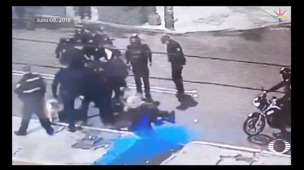 Se dan la fuga policías involucrados en golpiza a fotógrafo