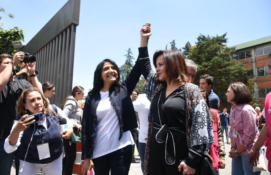 Alejandra Barrales acompaña a Purificación Carpinteryro a votar