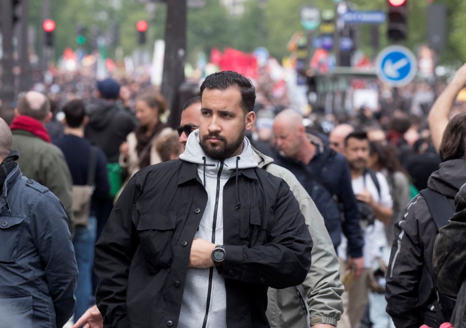 Detienen al jefe de seguridad de Macron que golpeó a manifestantes