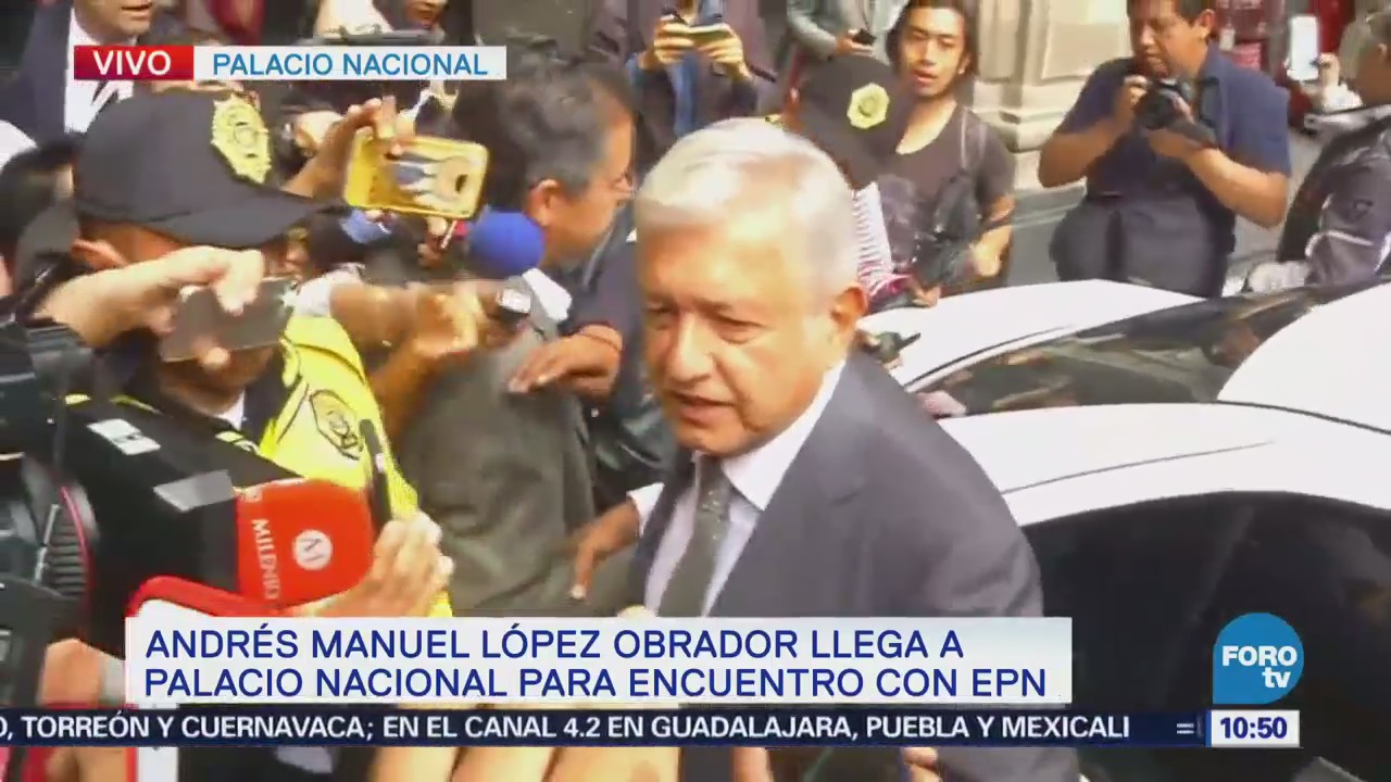 AMLO llega a Palacio Nacional para reunirse con Peña Nieto