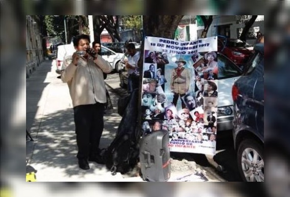 Artista callejero lleva serenata a AMLO con Pedo Infante