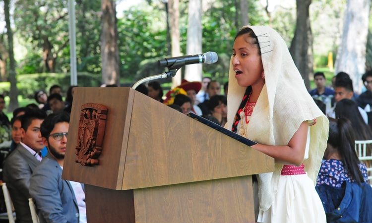 Ana Griselda, la joven otomí que se tituló con honores de la UNAM