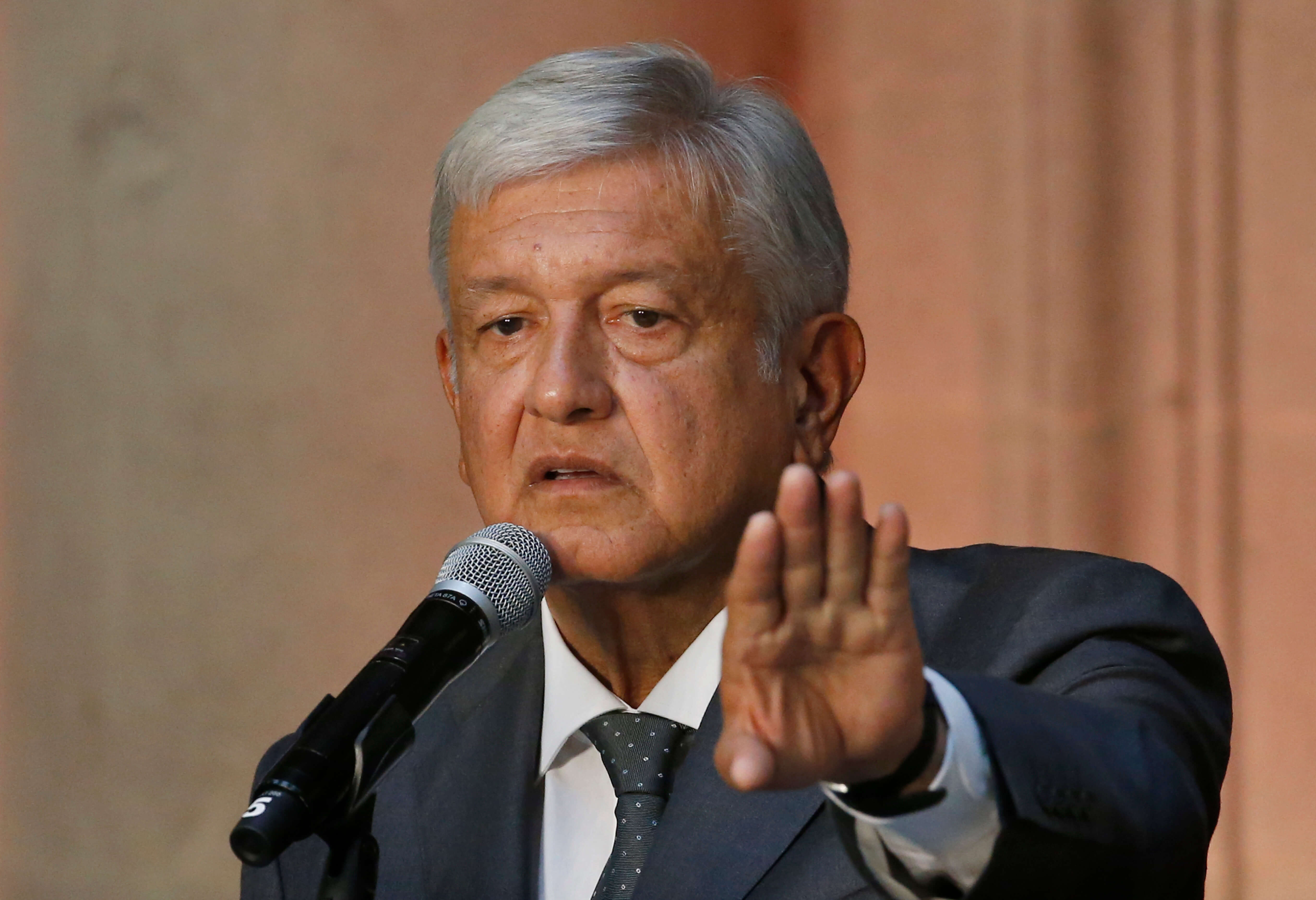 López Obrador anuncia proyecto para nuevas refinerías, se reúne con Ebrard