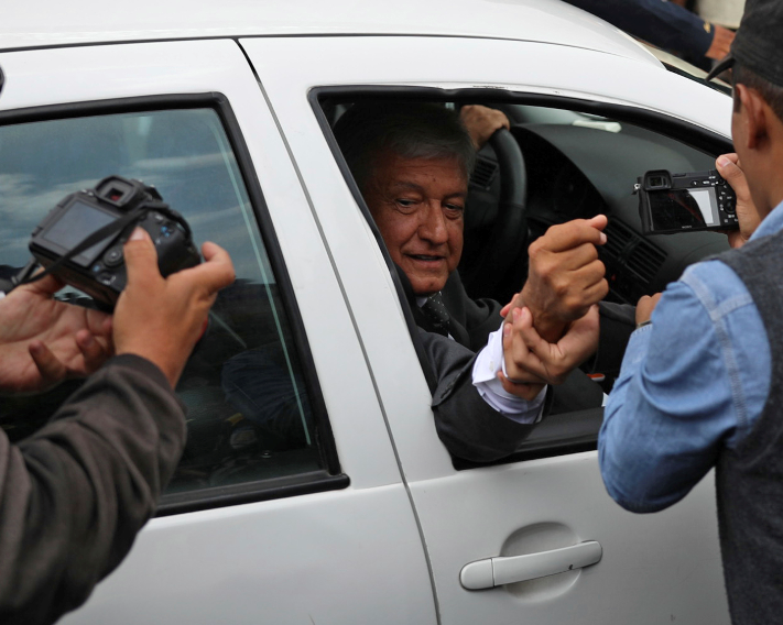 López Obrador niega desvío de recursos de Morena