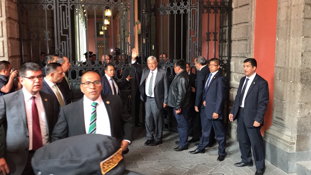 AMLO llega a Palacio Nacional para reunión con Peña Nieto