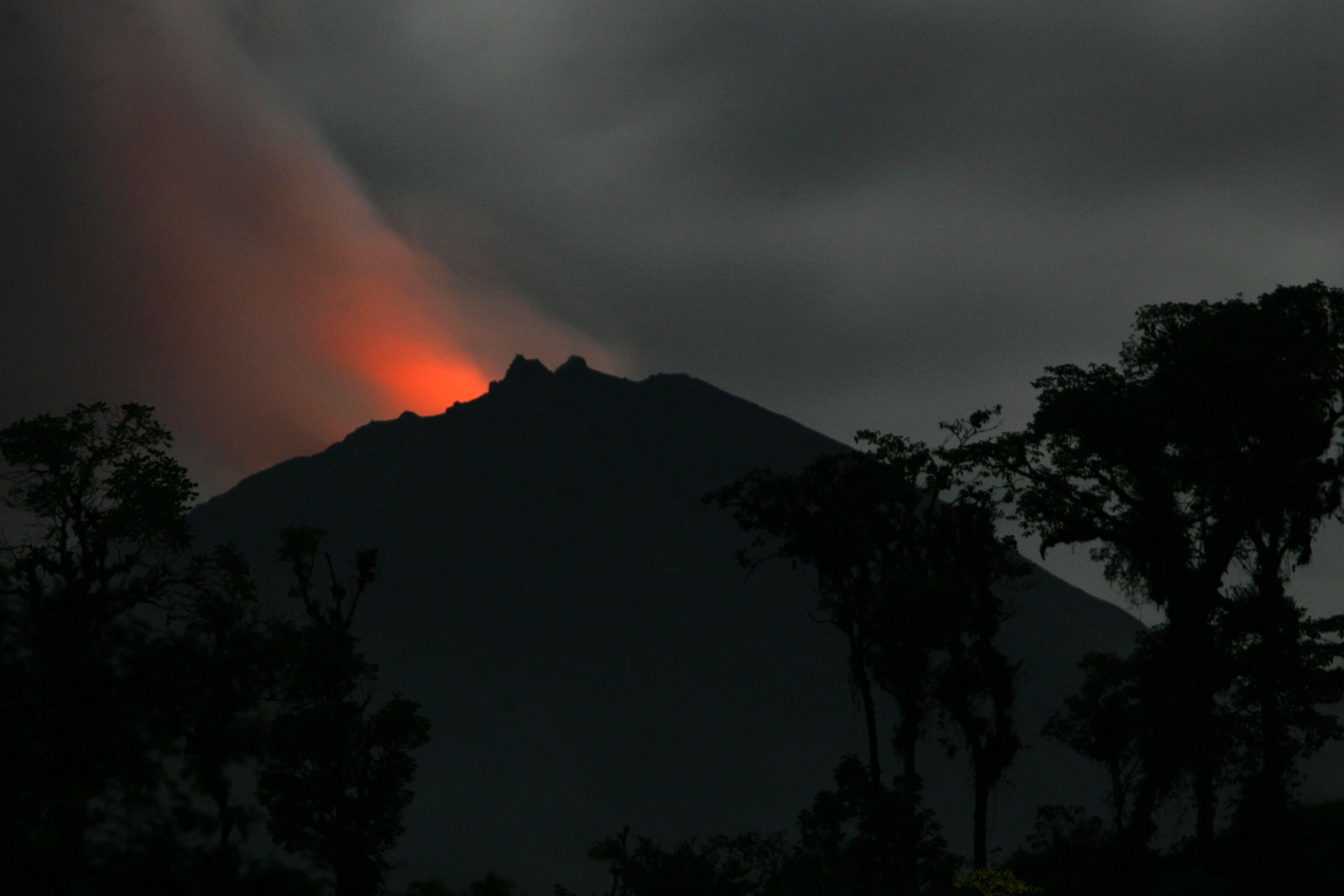 Volcán Reventador en Ecuador emite ceniza