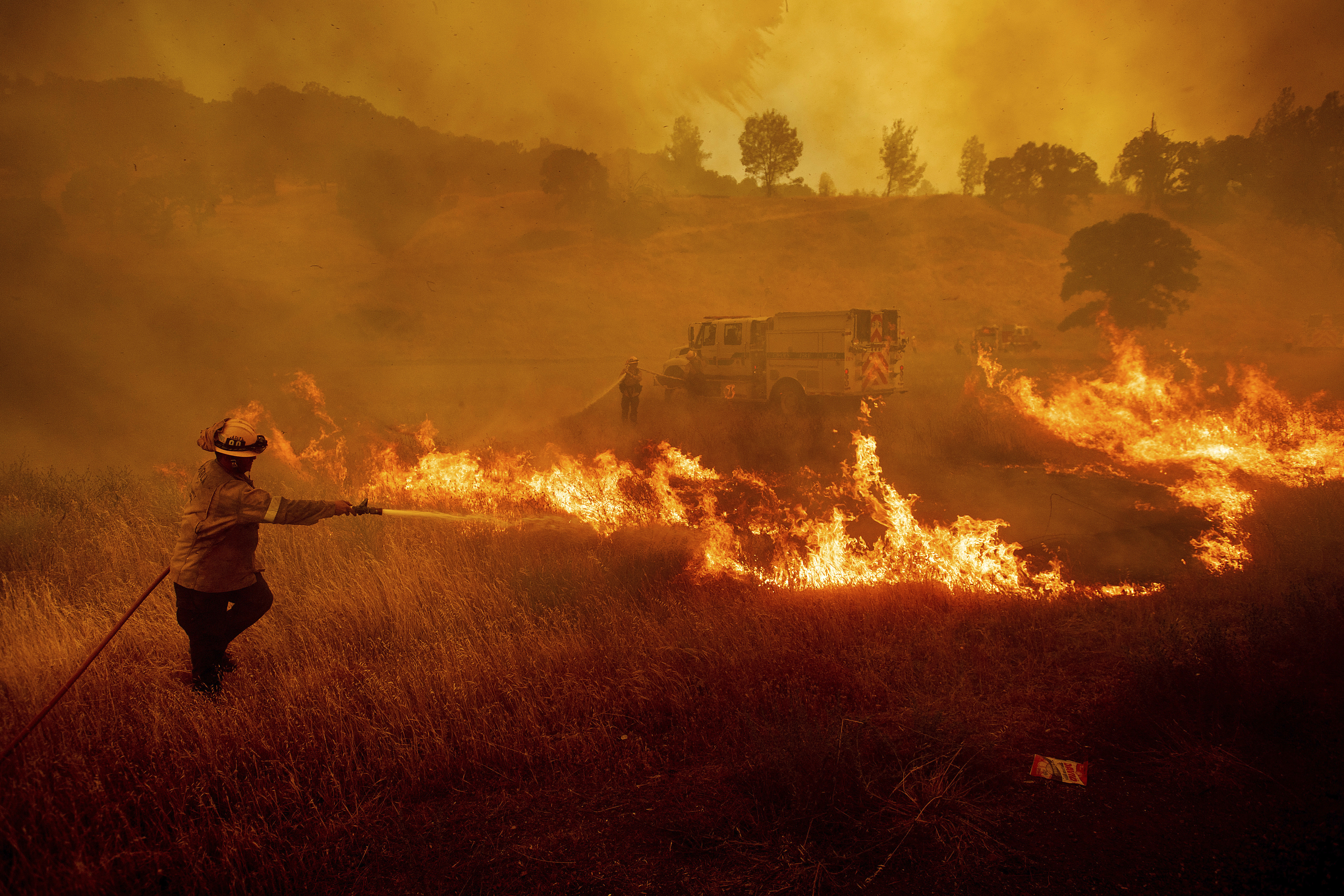 Bomberos luchan contra incendio de California que ha quemado 34,800 hectáreas