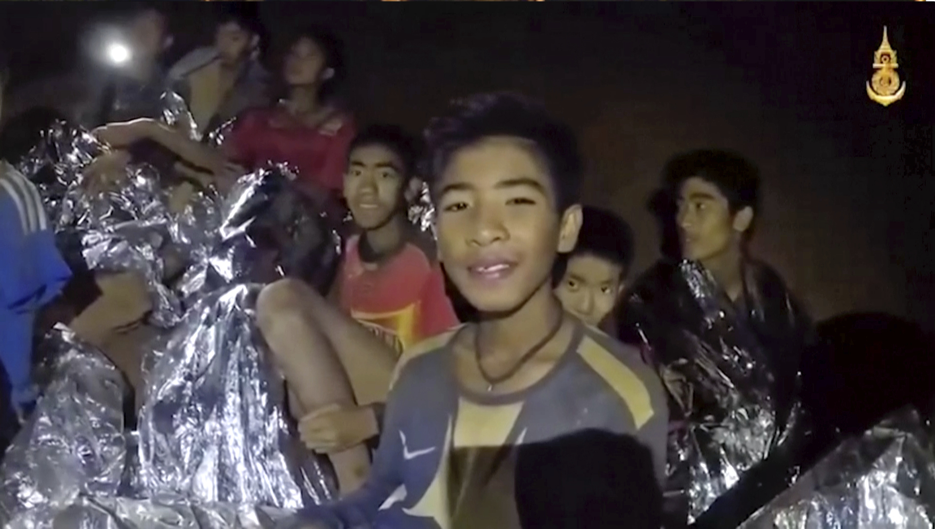Jóvenes tailandeses atrapados en cueva saludan en video