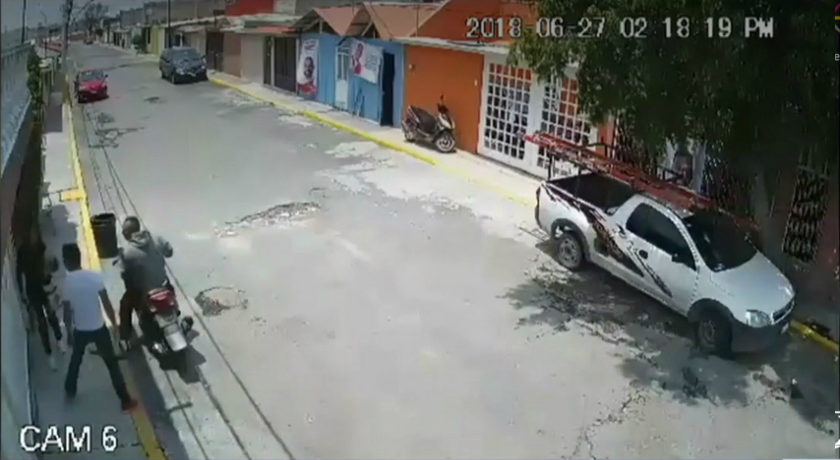Asaltantes en motocicleta roban celular a joven mujer en Coacalco