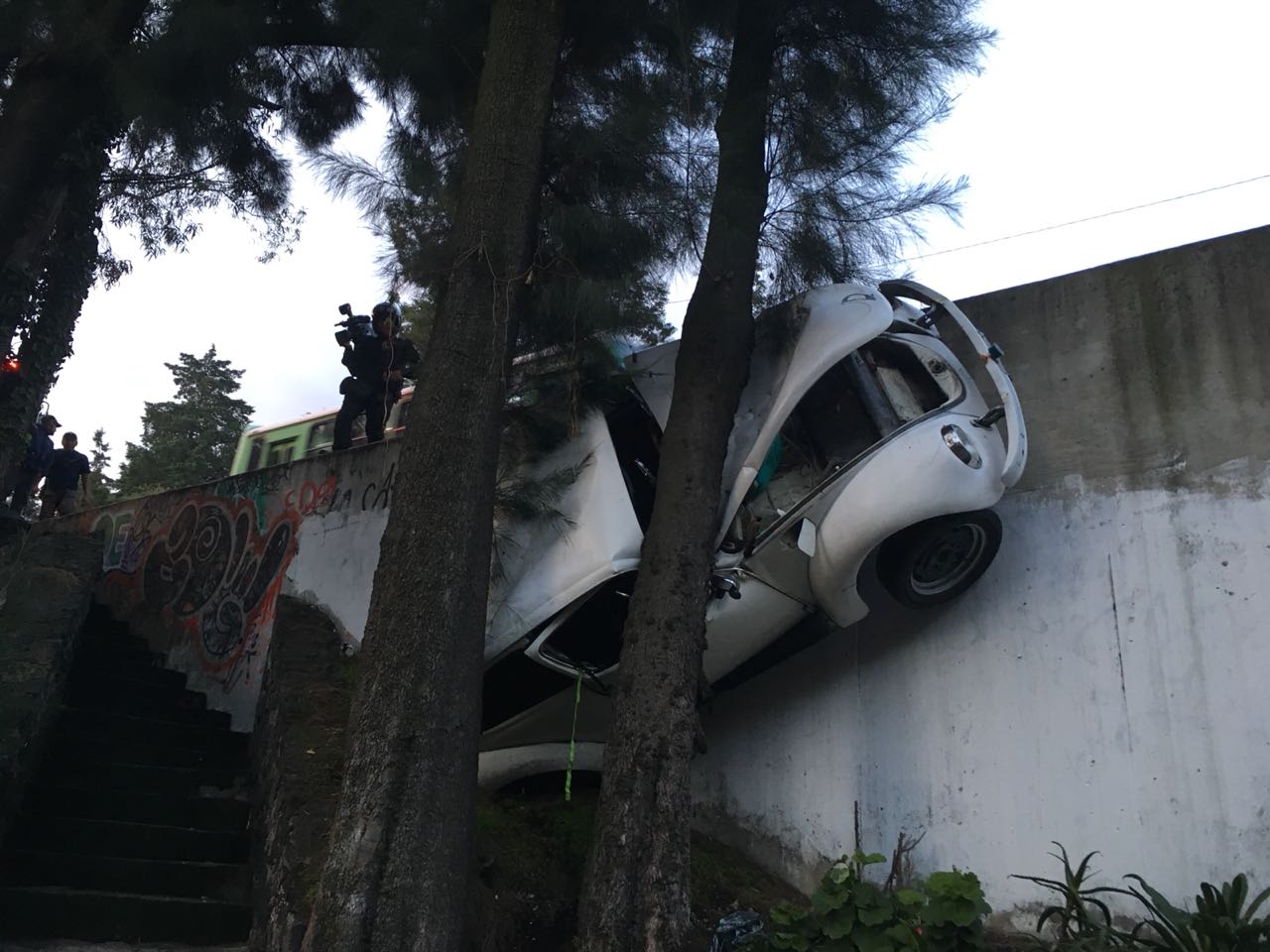 Auto se sale de carretera México Cuernavaca cae sobre árbol