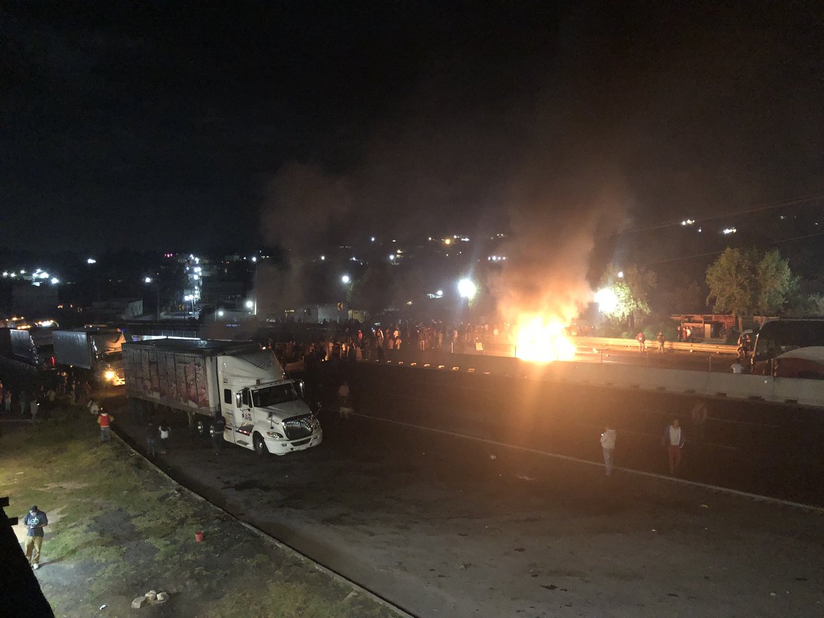Pobladores bloquean autopista México-Puebla para exigir pago de terrenos