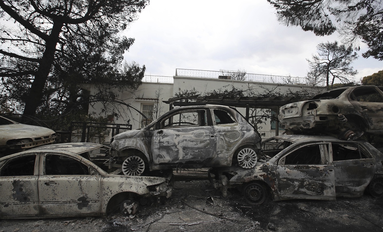 Suman 80 muertos por incendios forestales en Grecia