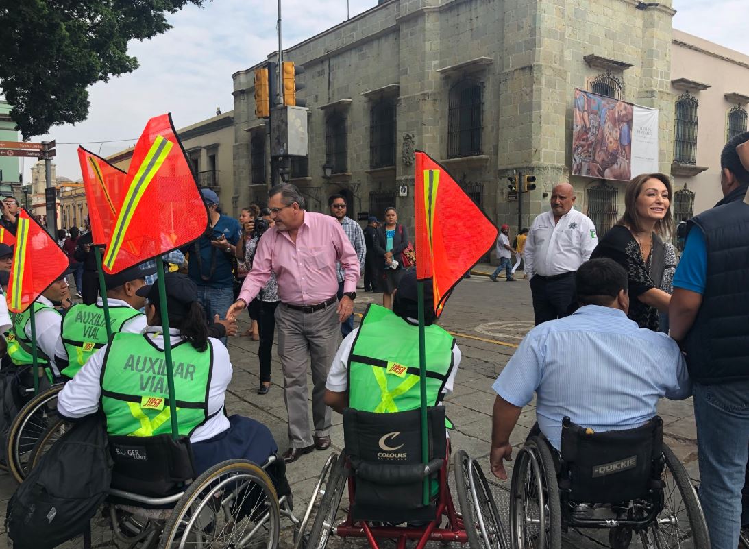 Auxiliares viales de Oaxaca vigilan respeto de accesos para discapacitados