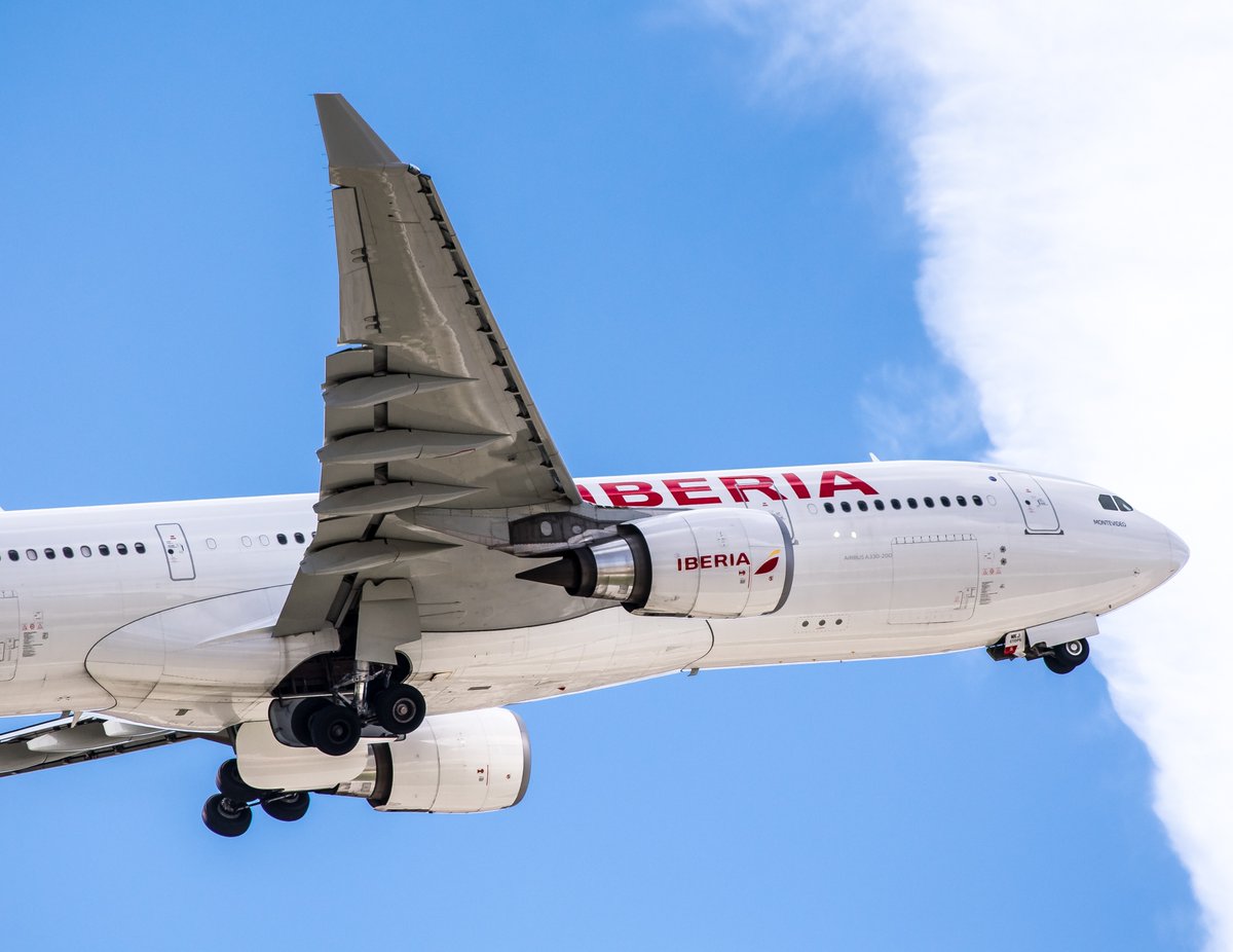 Aterriza de emergencia vuelo de Iberia en AICM