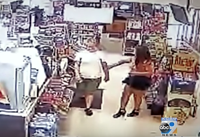 Video: Empleada de gasolinera ayuda a mujer secuestrada a escapar