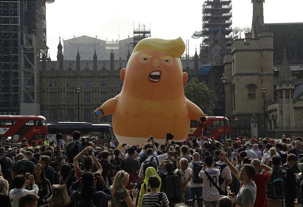 Donald Trump llega a Reino Unido en medio de protestas (FOTOS)