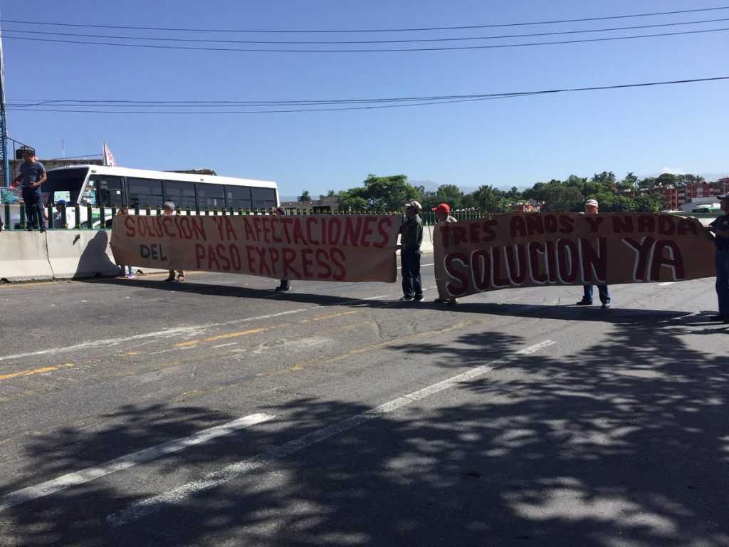Bloquean Paso Exprés de Cuernavaca en memoria de víctimas