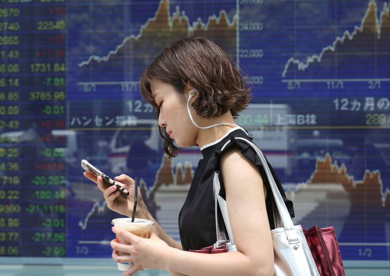 Bolsas de China extienden bajas, Nikkei de Tokio avanza 0.4%