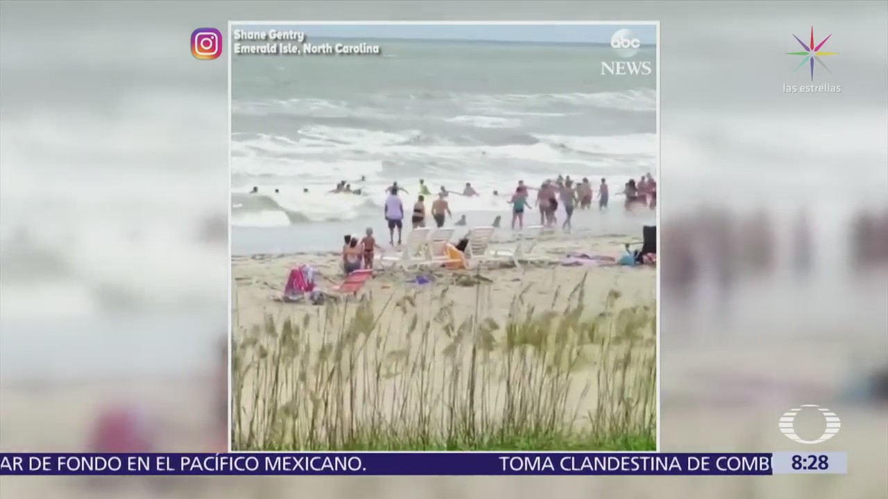 Cadena humana rescata a personas de las olas en Carolina del Norte