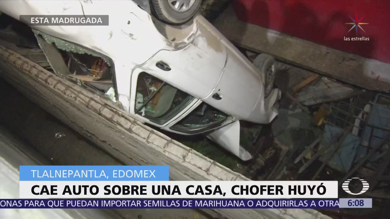 Cae auto en casa de Tlalnepantla, Estado de México