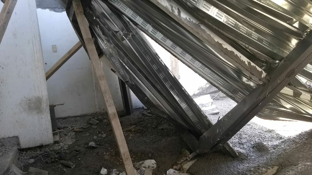 Dos lesionados en SEP Monterrey tras caer placa de cemento