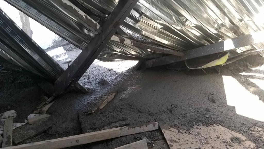 Cae placa de cemento en la SEP Monterrey y deja 2 lesionados