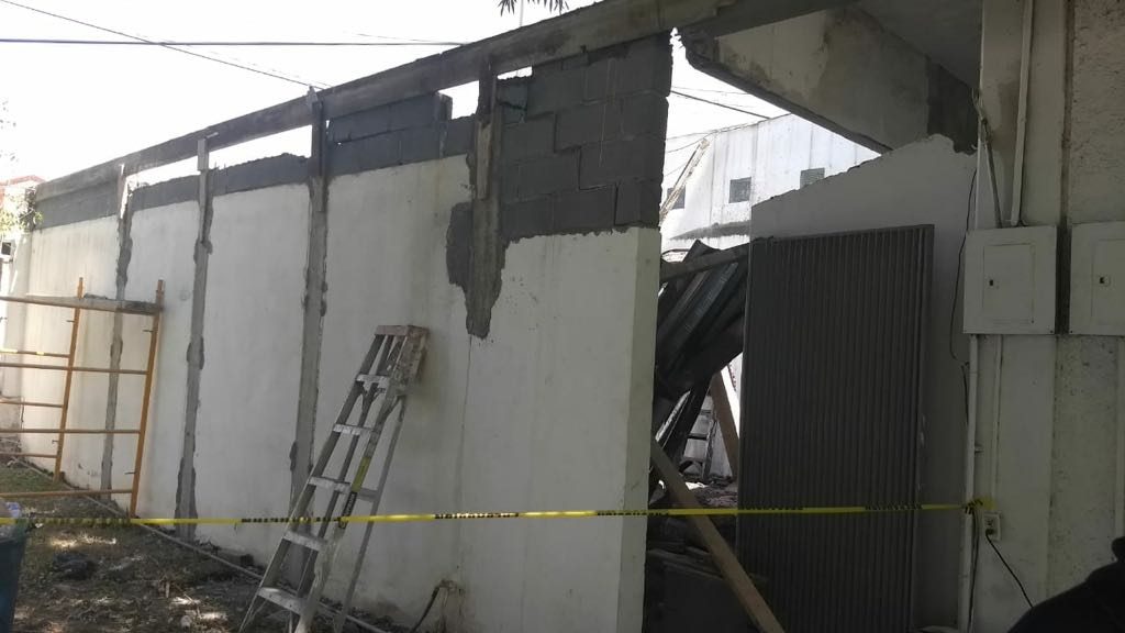 Cae placa de cemento en la SEP Monterrey y deja 2 lesionados