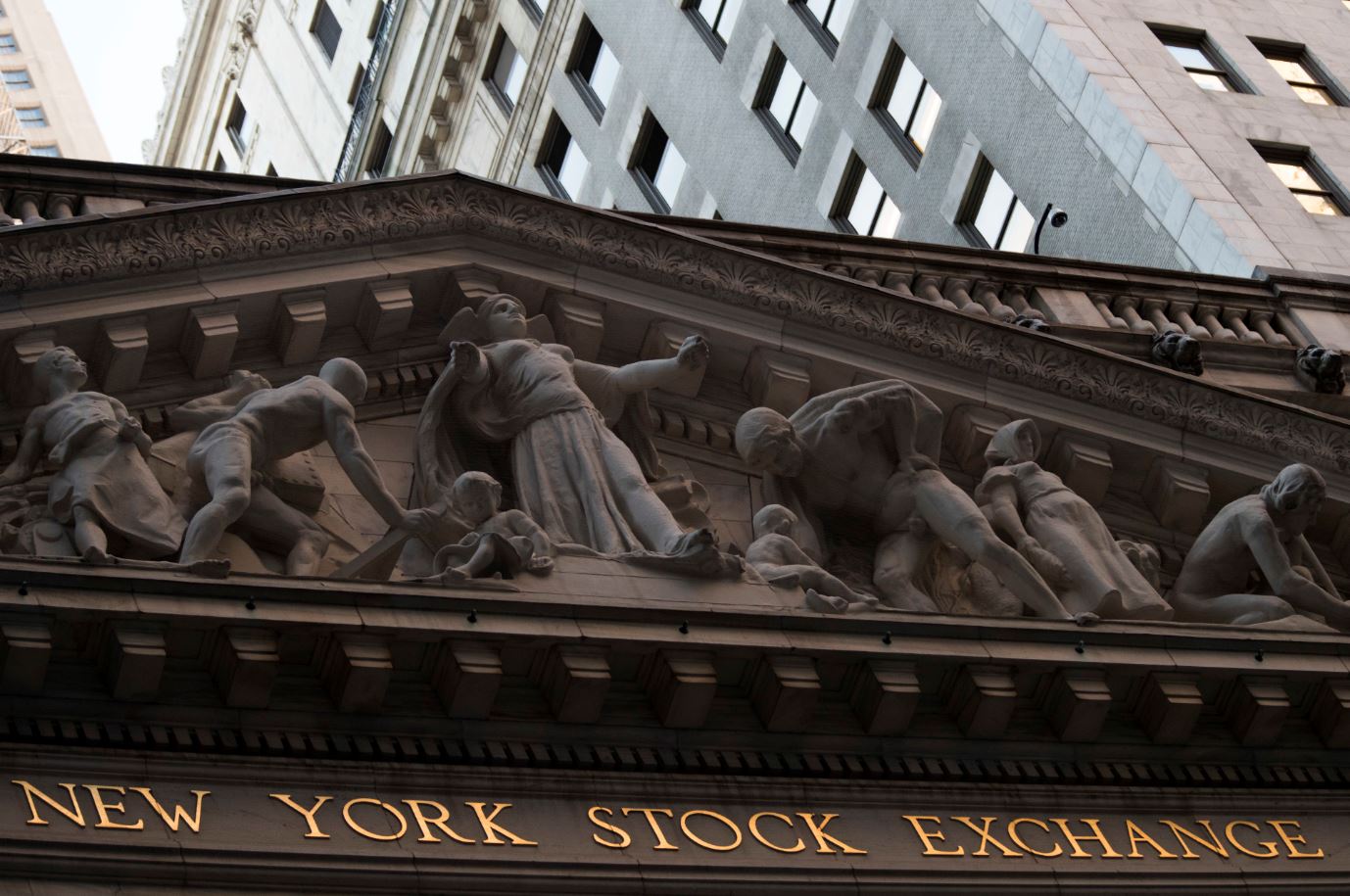 Caída del crudo merma avances de acciones en Wall Street