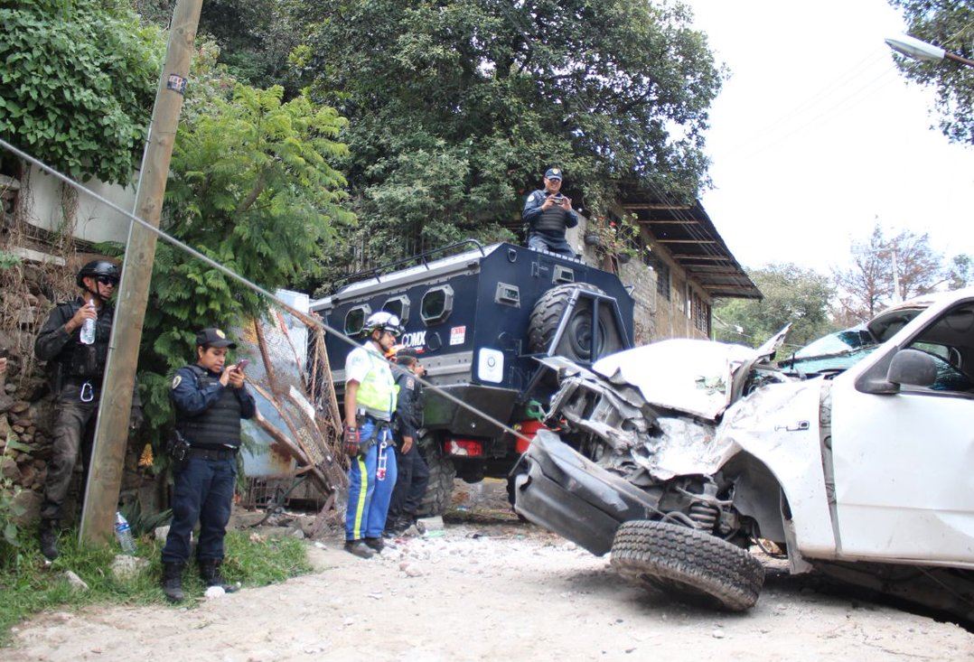 Deslizamiento de tierra afecta casas y vehículo en Tlalpan