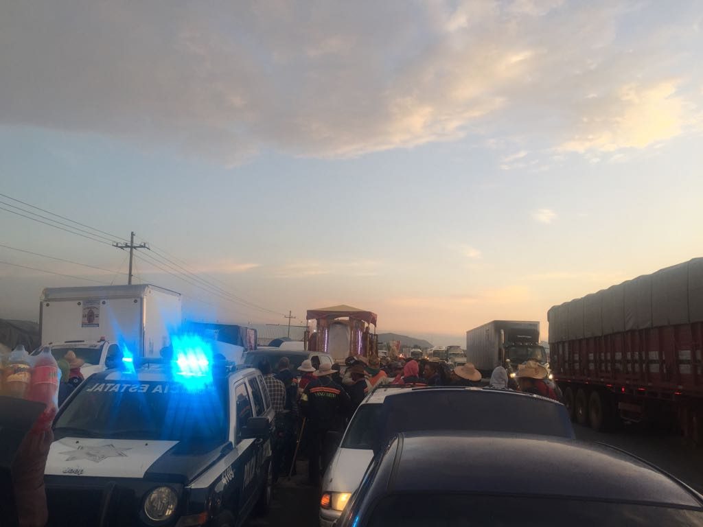 Camioneta arrolla a 7 peregrinos en la México-Querétaro