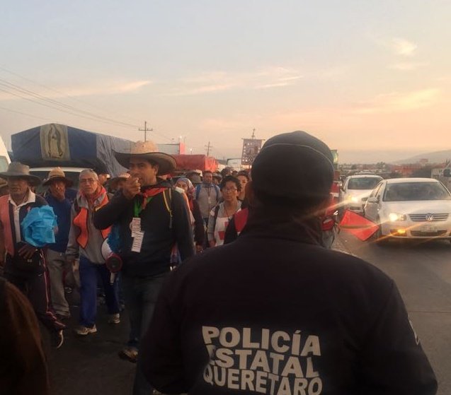 Peregrinos avanzan en la autopista México-Querétaro