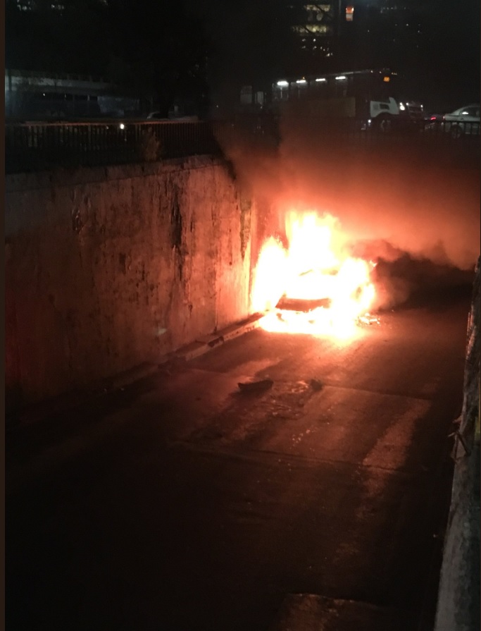 Camioneta se incendia en avenida Chapultepec, CDMX