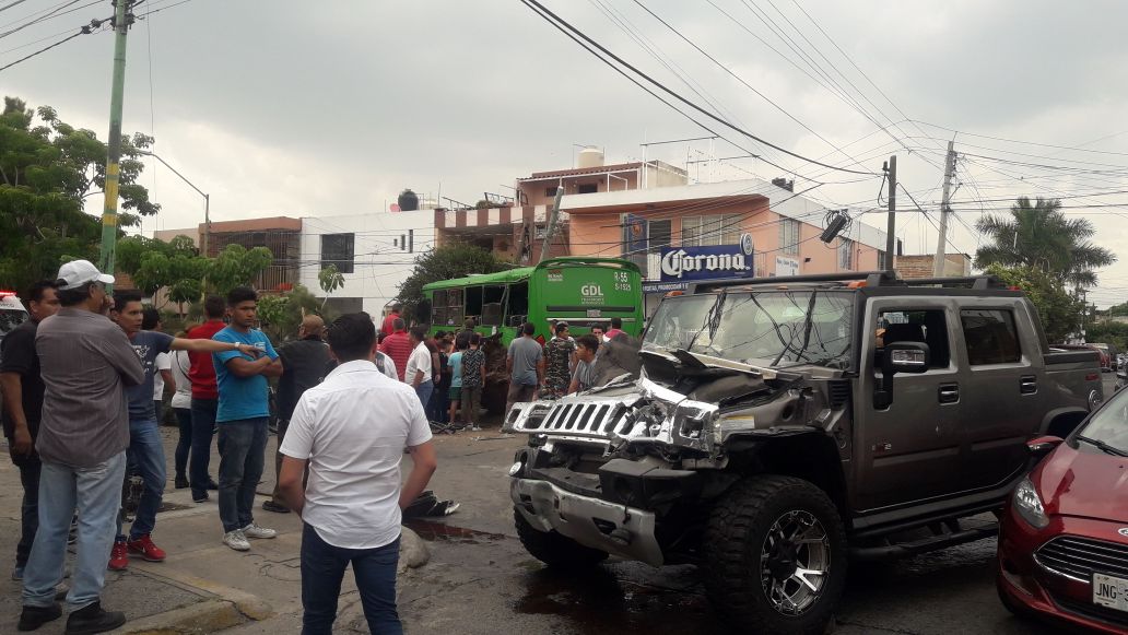 Captan en video choque camión de pasajeros y camioneta en Jalisco