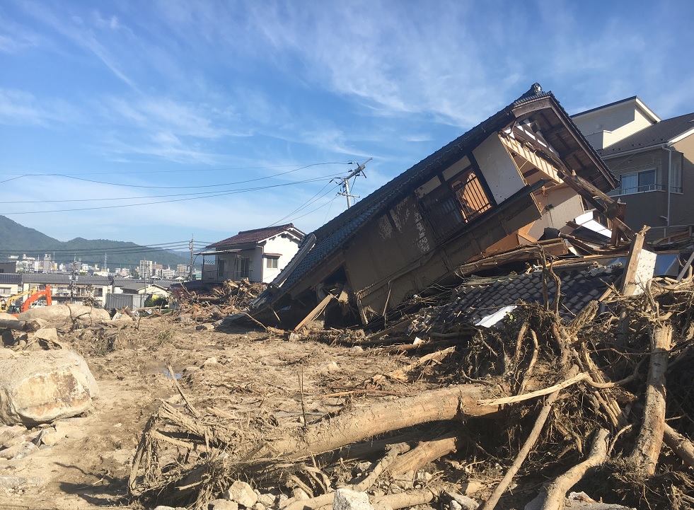 Abe visita zona de desastre por lluvias en Japón; suman 176 muertos