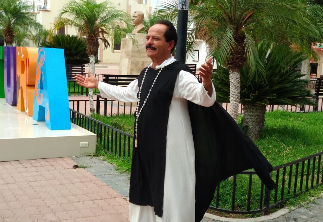 Candidato en Sinaloa cumple su promesa y se viste de San Martín de Porres