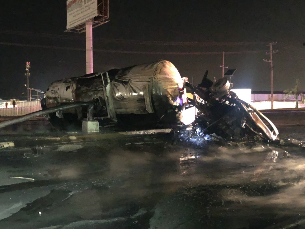 Pipa con combustible choca y explota en Saltillo, Coahuila 